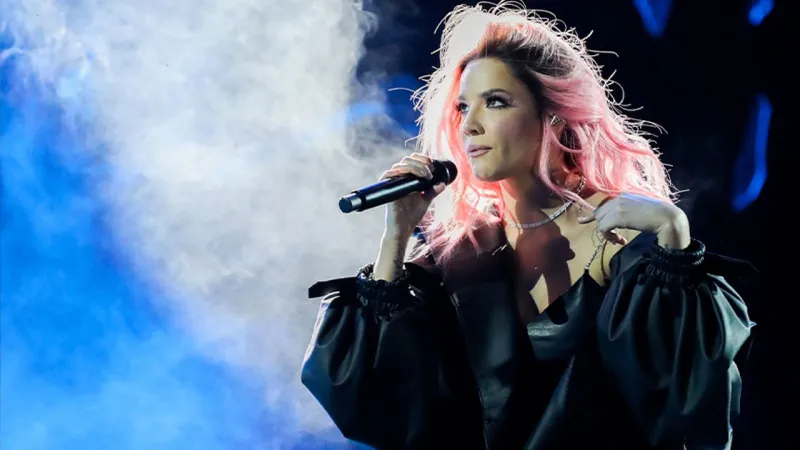 Halsey'den özel istek iddialarına yanıt: Sadece simit ve çay istemiştim