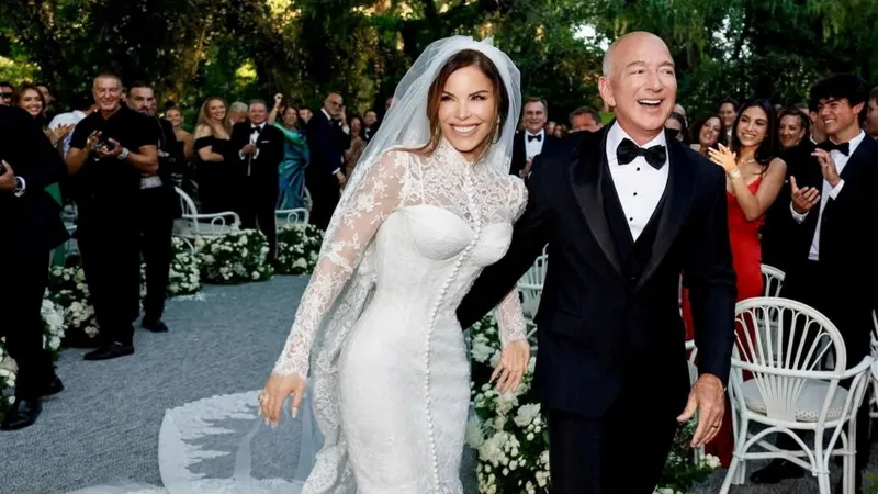 Jeff Bezos ve Lauren Sanchez evlendi! Yılın düğününden şaşırtan kareler