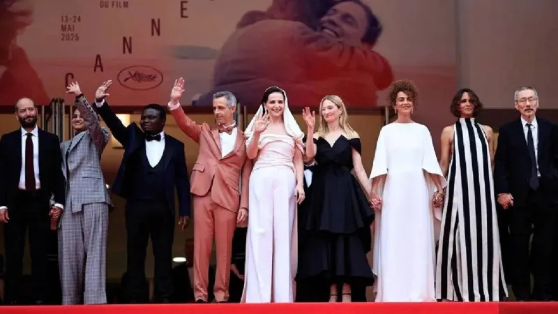 78. Cannes Film Festivali Başladı! Kırmızı Halıda Yıldızlar Geçidi
