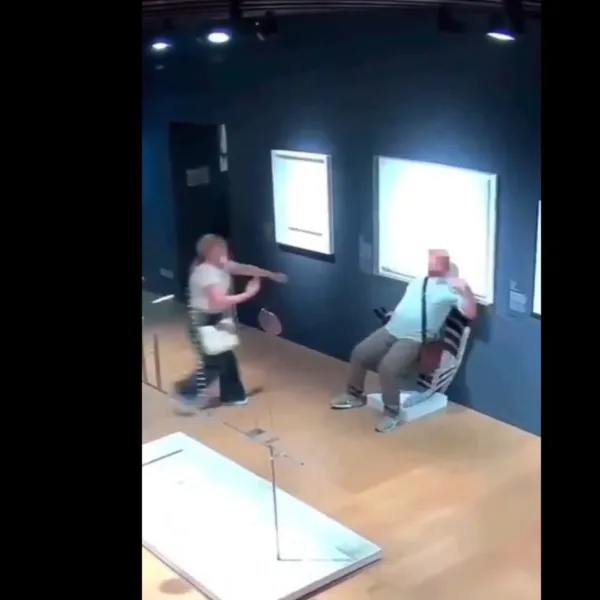 Sanat eserinin üzerine oturdu!