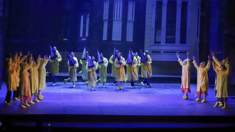 Türkiye’de bir ilk: "Singin’ in the Rain" müzikalinde sahnede gerçek yağmur yağdırıldı!