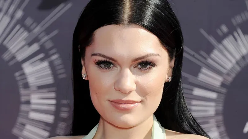 Ünlü şarkıcı Jessie J meme kanserine yakalandı